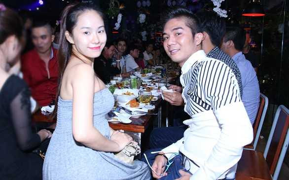 Cặp đôi dời ngày cưới vào cuối năm do bận rộn.