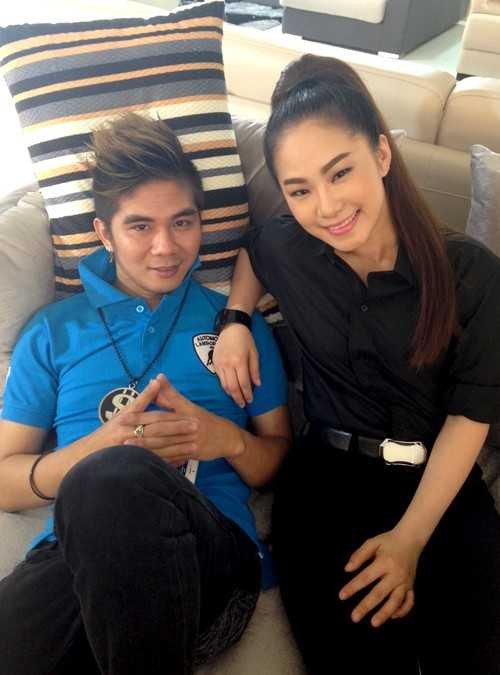 Cặp đôi đang rất hạnh phúc.