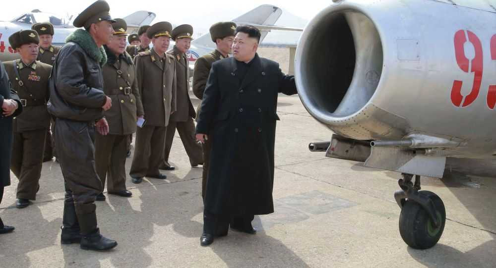 Ông Kim Jong-un bên cạnh máy bay Triều Tiên
