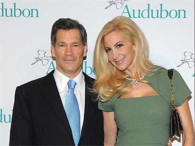 Gabrielle de Heinrich Sacconaghi – phu nhân tỷ phú đầu tư Louis Bacon Moore: Sacconaghi là người gốc Canada. Công việc của cô là tư vấn cho những người mua các tác phẩm nghệ thuật. Tạp chí New York Times cho biết, cô tốt nghiệp Đại học McGill và có bằng thạc sỹ chuyên ngành quan hệ quốc tế của Cambrigde.