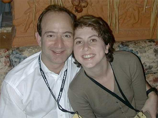 MacKenzie Bezos – phu nhân tỷ phú Jeff, sáng lập Amazon: Từng tốt nghiệp Đại học Princeton, Bezos là nữ tác giả có nhiều tiểu thuyết ăn khách, từng giành giải thưởng National Book Award cho cuốn The Testing of Luther Albright. Cô và Jeff được biết đến là những nhà từ thiện nổi tiếng.