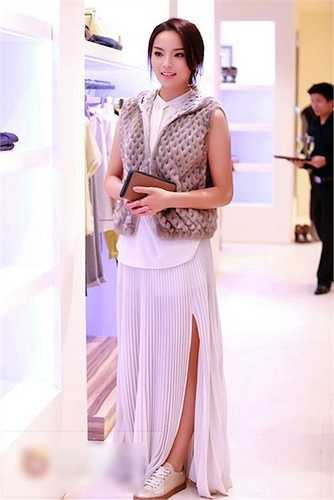 Trong quá trình 'lột xác', cô cũng tích cực dùng hàng hiệu để cải thện hình ảnh nhưng liên tục bị chê. 