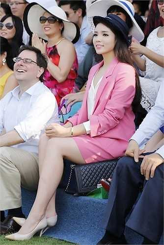 Set đồ đi dự một hoạt động của giới thượng lưu của cô bị cư dân mạng 'ném đá' tơi tả. 