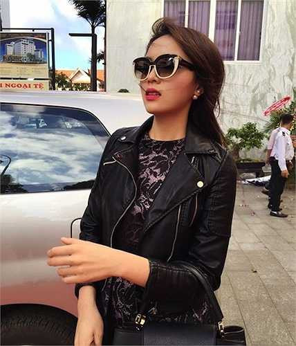 Liên tục xuất hiện với đồ hiệu, Kỳ Duyên lại bị phàn nàn là ham mặc đồ hiệu hơn làm từ thiện. 