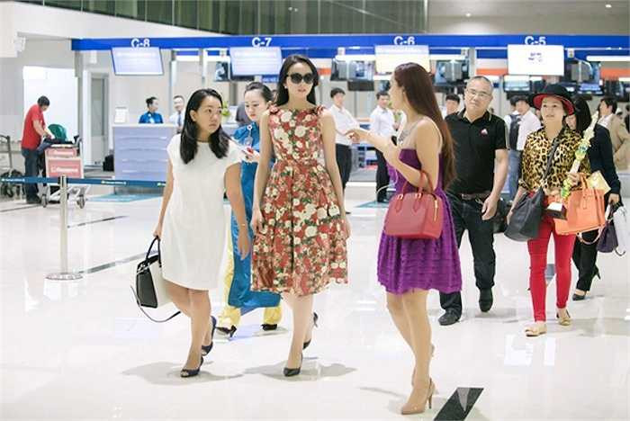 Vài ngày sau, dư luận lại 'dậy sóng' khi những hình ảnh của Kỳ Duyên ở sân bay trên đường về nhà với trang phục đẹp nhưng dửng dưng để bố mẹ khệ nệ đẩy vali và xách đồ. 
