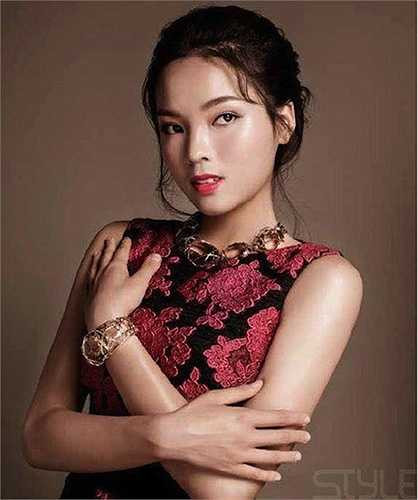 Chăm chút hình ảnh bên trong, bên ngoài là thế nhưng cô vẫn bị chê là đôi mắt không cân xứng trong một số bức ảnh. 