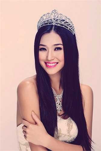 Cô từng giành Giải vàng Ngôi sao Người mẫu 2011, Người đẹp Áo dài trong cuộc thi Hoa hậu Việt Nam Hoàn cầu tại Mỹ. 
