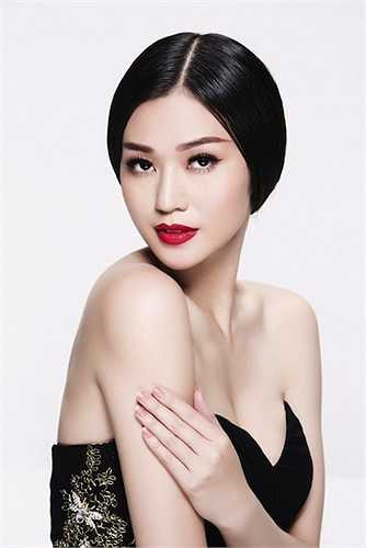 Cô thừa nhận năm 2008 mình chỉ làm phục vụ quán cà phê, đó là một nghề kiếm tiền thời sinh viên như bao người trẻ, chứ không làm 'đào' hay tham gia 'tiếp khách'. 