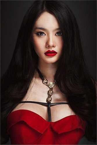 'Họ nói chúng tôi sang nước ngoài công tác là đi 'tour' với khách, thậm chí còn bịa nhiều chuyện khác nữa. Đúng là miệng lưỡi thế gian!', cô đau đớn nói. 