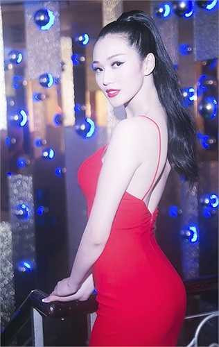 Khi được biết đến nhiều hơn, cô xuất hiện liên tục tại nhiều sự kiện, chương trình thời trang. Cô chọn phong cách gợi cảm nhưng tinh tế, không quá táo bạo. 