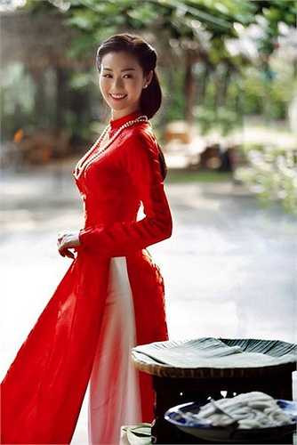 Đối diện với tin đồn này, Khánh My khẳng định: 'Việc nói tôi làm từng tiếp viên quán karaoke thật sự ảnh hưởng đến gia đình và danh dự của tôi. Tôi không biết karaoke N.W là chỗ nào và cũng không làm tiếp viên karaoke bao giờ'. 