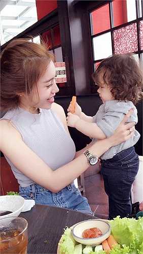 Elly Trần đưa cô công chúa nhỏ Cadie đi ăn nhà hàng.