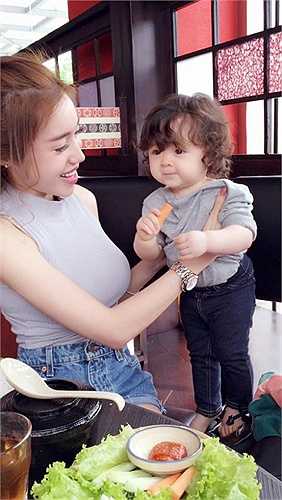 Cô bé có tên gọi ở nhà là Mộc Trà, rất dễ thương, sở hữu nhiều nét đẹp của mẹ.