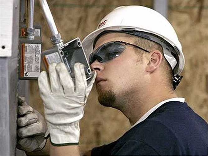 Thợ lắp đặt và sửa chữa hệ thống điện: Thu nhập trung bình: 30,85 USD/giờ, tăng trưởng việc làm: 7%. Mô tả công việc: Cài đặt hoặc sửa chữa các loại cáp hoặc dây được sử dụng trong các hệ thống điện, có thể dựng được cột hoặc tháp truyền điện.