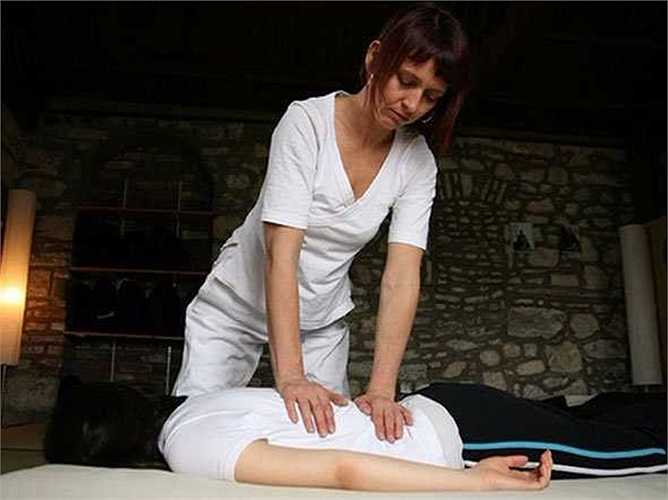 Nhà trị liệu bằng phương pháp massage: Thu nhập trung bình 17,27/giờ, tăng trưởng việc làm: 17%. Mô tả công việc: Thực hiện massage trị liệu các mô mềm và khớp. Hỗ trợ trong việc đánh giá phạm vi chuyển động và sức mạnh của cơ bắp, đề xuất phương án điều trị cho khách hàng.