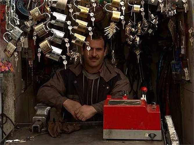 Thợ sửa khóa: Thu nhập trung bình 18,25 USD/giờ, tăng trưởng việc làm: 10%. Mô tả công việc: Sửa chữa và phá mở khóa; thay đổi ổ khóa và tạo các liên kết khóa chốt an toàn.