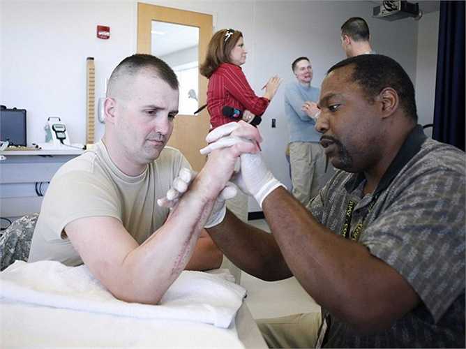 Phụ tá trị liệu nghề nghiệp: Thu nhập trung bình: 26,57 USD/giờ, tăng trưởng việc làm: 14%. Mô tả công việc: Hỗ trợ trị liệu nghề nghiệp như cung cấp phương pháp điều trị và hoàn thành các thủ tục.