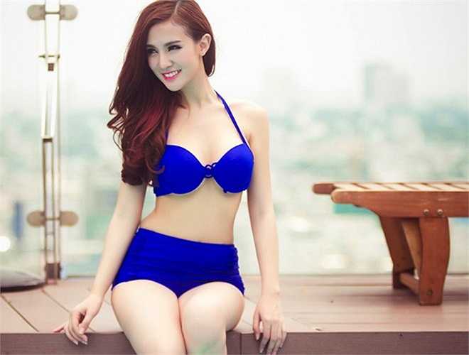 Đường cong cơ thể của Kelly Nguyễn được tôn vinh hết mực trong bộ bikini cạp cao màu xanh coban