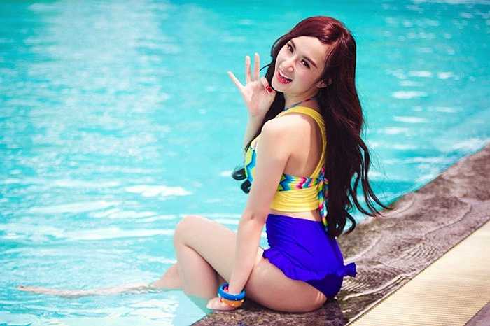 Angela Phương Trinh cũng từng thực hiện bộ ảnh với bikini cạp cao