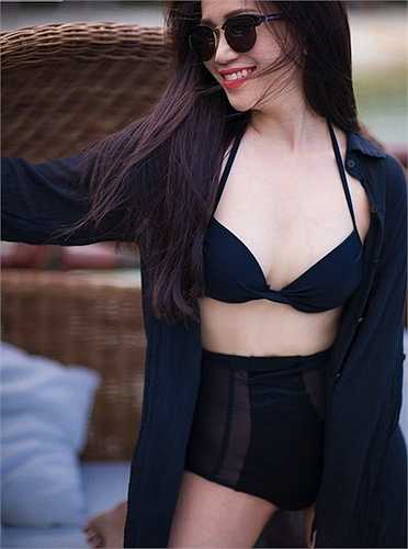 Các shoot hình thời trang của sỹ Thanh lúc nào cũng nóng bỏng
