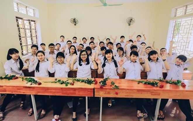 Tiếp nối trào lưu chụp ảnh kỷ yếu mùa chia tay, tập thể học sinh lớp 12A1 - chuyên Toán, trường THPT Chuyên Phan Bội Châu (Nghệ An) thực hiện bộ ảnh nhằm lưu giữ khoảnh khắc đẹp của tuổi học trò. Các bức ảnh được chia sẻ bởi độc giả Vũ Văn Giáp và Đào Đức Anh. 