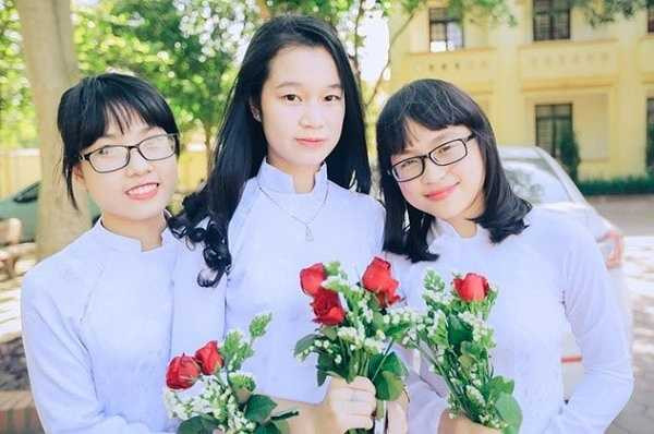 Phút giây dịu dàng của nữ sinh trong trang phục áo dài truyền thống. 