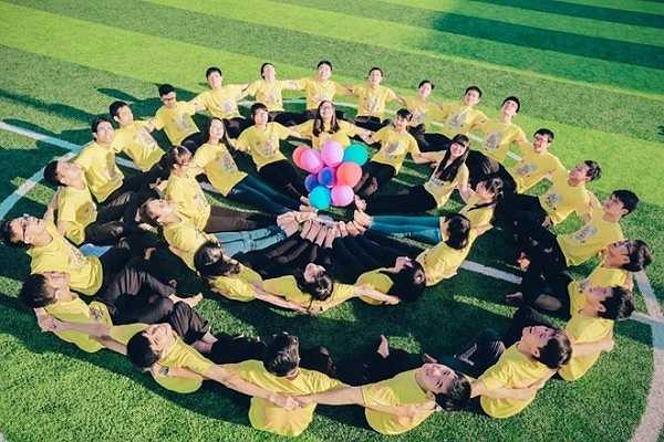 Đại diện lớp, bạn Nguyễn Thanh Thuỳ Khuyên chia sẻ: 'Mình cảm thấy may mắn vì được học tập trong ngôi trường giàu truyền thống. Bên cạnh đó, bạn bè trong lớp đều quan tâm, gắn bó với nhau. Sau 3 năm học, mỗi người đều để lại trong lòng mình những ấn tượng không thể quên. Chúng mình quyết định chụp ảnh kỷ yếu sớm nhân dịp lớp có bạn đi thi quốc tế. Bộ ảnh thể hiện tinh thần ủng hộ và lời chúc thành công đến bạn'.