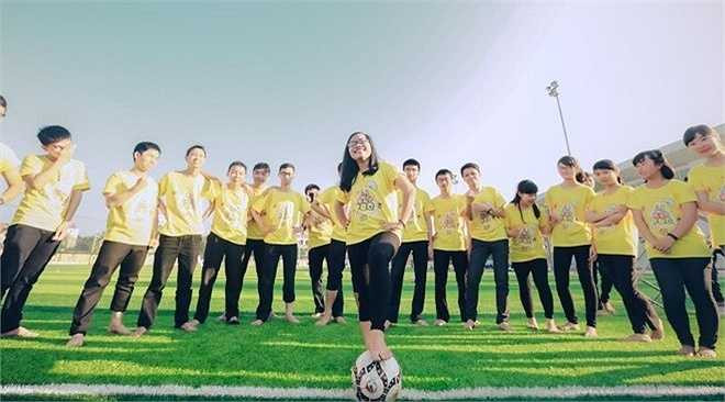 'Không phải con gái không biết đá bóng đâu'. 