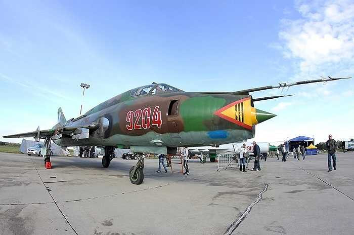Cường kích cánh cụp cánh xòe Su-22 Liên Xô nghiên cứu thiết kế, đưa vào phục vụ từ những năm 1970