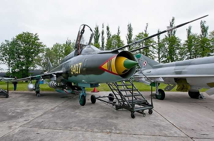 Về hệ thống vũ khí trang bị cho Su-22M/M3/M4, các biến thể thiết kế với 2 pháo NR-30 cỡ 30mm (80 viên đạn mỗi súng)