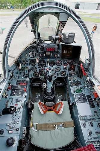 Ngoài ra, hai mấu cứng dưới cánh Su-22 mang tên lửa đối không tầm nhiệt R-60 để tự phòng vệ