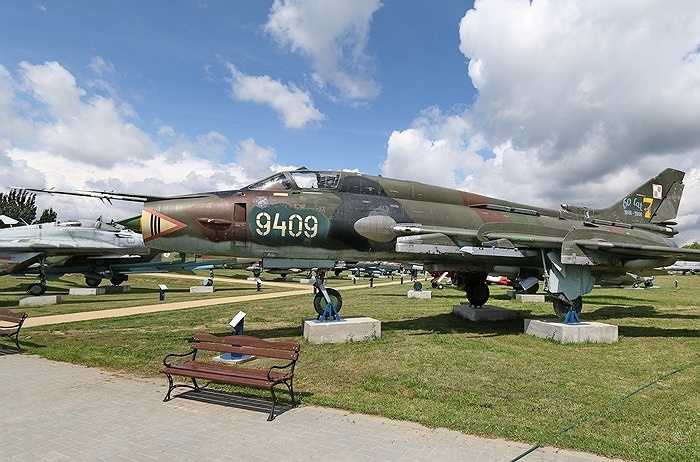 Vũ khí chính treo trên 10 giá (3 giá treo đặt ở phần cố định mỗi cánh và 4 giá dưới thân) mang được 4 tấn vũ khí