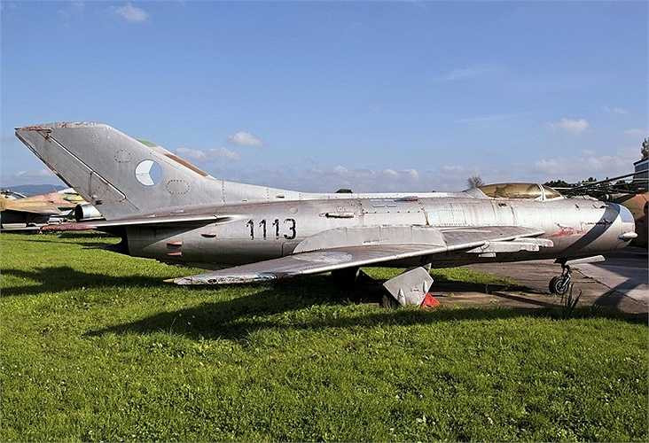 Su-22 có hình dáng thân dài, buồng lái lớn và đặc biệt ứng dụng công nghệ cánh cụp cánh xòe cho phép khả năng tăng tốc độ nhanh chóng