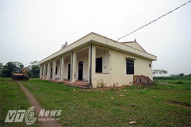 Theo phản ánh của người dân thôn Lương Xá (Xã Lam Điền, Chương Mỹ, Hà Nội) ngôi trường này đã bị bỏ hoang khoảng 3 năm nay. Tại khu đất xây dựng trường mới, người dân thường xuyên thả bò, chăn bò tại đây. 