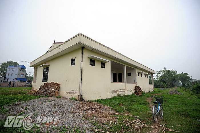 Theo tìm hiểu của PV báo điện tử VTC News, từ năm 2010 các cơ quan có thẩm quyền đã cho xây dựng một trường mầm non mới ngay bên cạnh, nhưng sau khi xây xong phần thô liền bị bỏ dở từ đó đến nay. 