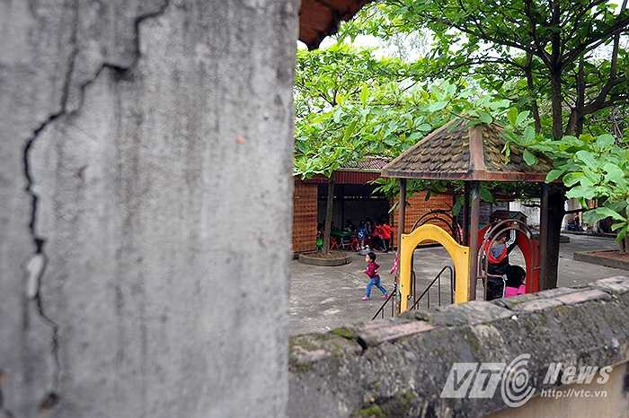 Trong khi đó, cách nơi này khoảng 300m là dãy nhà cấp 4 - ngôi trường mà hơn 50 em nhỏ trường mầm non thôn Lương Xá đang phải theo học, diện tích sử dụng đất bình quân chưa đầy 3m2/trẻ. Tuy nhiên, theo tiêu chuẩn quốc gia về yêu cầu thiết kế của trường mầm non thì diện tích sử dụng đất bình quân phải là 12m2/trẻ đối với khu vực nông thôn.