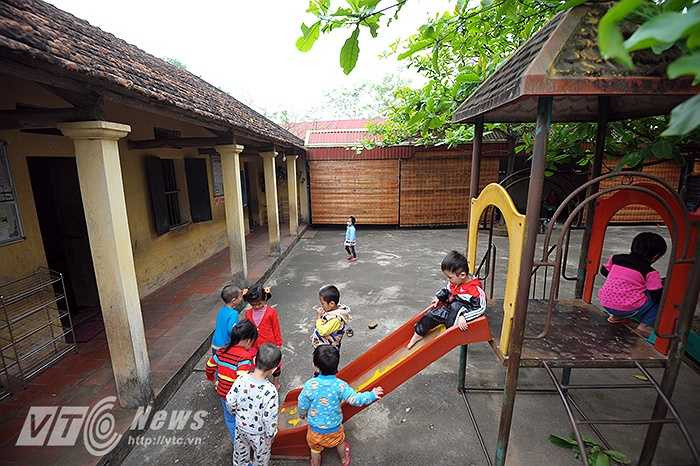 Khuôn viên chật chội, xuống cấp của trường mầm non cũ thôn Lương Xá. Trường mầm non cũ của thôn Lương Xá vốn là nhà kho cũ của hợp tác xã trước kia. Vì là nhà kho cũ của hợp tác xã nên khi chuyển thành trường mầm non, kinh phí eo hẹp chỉ gia cố được thêm phần ngói. 