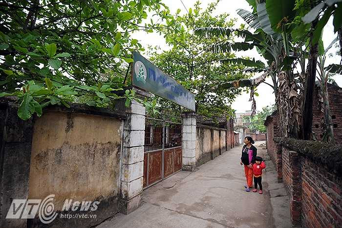 Trường có 70 em theo học, trước đây, trường có 3 lớp học, nhưng 1 lớp đã xuống cấp trầm trọng nên các em được dồn vào 2 lớp còn lại. 