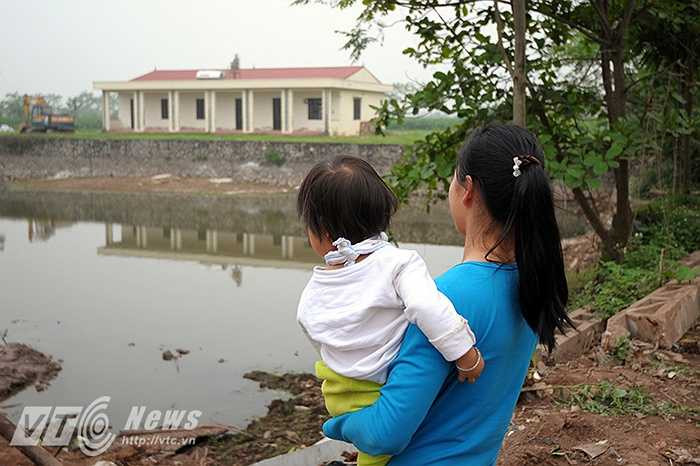 Những phụ huynh đang có có em theo học ở điểm trường mầm non thôn Lương Xá đều mong rằng các cấp lãnh đạo sẽ hoàn thành sớm ngôi trường này để các em có thể được học tại 1 ngôi trường khang trang và sạch đẹp hơn. (Ảnh: Việt Linh)