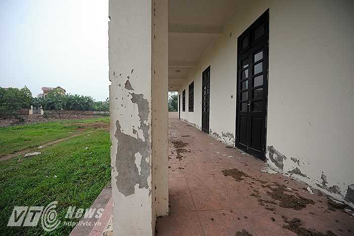 Trường có 1 dãy nhà, lớp học 1 tầng 3 phòng. Hiện nay, công trình này vẫn chưa được đưa vào sử dụng do thiếu nhà hiệu bộ, nhà bếp, phòng họp và các hạng mục phụ trợ khác. Được biết, trường được đầu tư với số vốn trên 4 tỷ đồng.