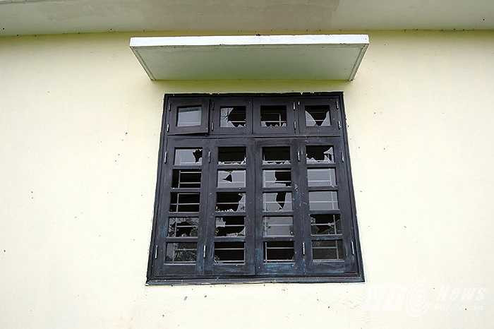 Không có người trông coi, cơ sở vật chất của ngôi trường bị một số xuống cấp, phá hoại.