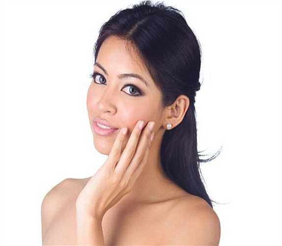 Bôi kem chống nắng toàn thân: Kem chống nắng giúp giúp thấm hút chất nhờn và ngăn cả tia cực tím UVA và UVB nhưng nên tìm mua loại kem gốc khóang chất (với kẽm diôxít hoặc titan diôxít).