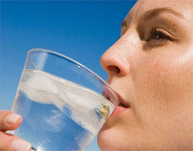 Uống nhiều nước: Trời càng nóng làm cơ thể mất nhiều nước qua đường mồ hôi. Do đó bạn cần phải uống nhiều nước để bù lại lượng nước bị mất và để đào thải các chất độc ra khỏi cơ thể, tránh những tổn hại cho da, nên uống đủ lượng nước cần thiết là 8 cốc nước một ngày. 