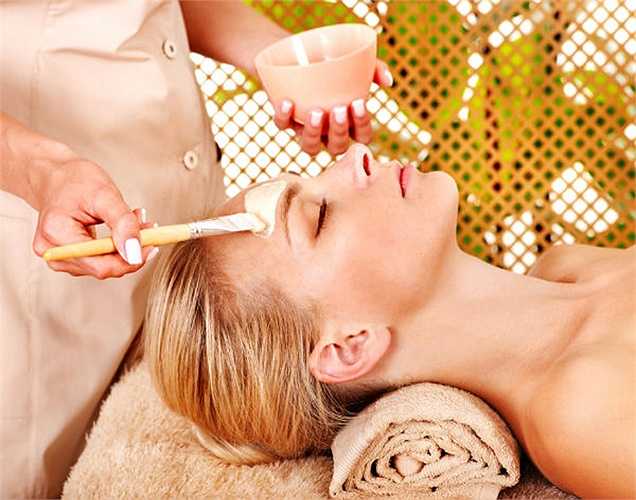 Đắp mặt nạ: Để tăng độ ẩm và vitamin cho da, bạn nên thường xuyên đắp mặt nạ. Dùng mặt nạ tươi như cà chua, dưa chuột, củ đậu, chuối, lê, bơ, trứng gà... hoặc sử dụng loại mặt nạ chế sẵn của các hãng mỹ phẩm đều được..