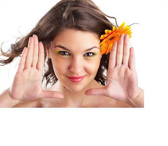 Bôi kem dưỡng da là cách chăm sóc da rất tốt, vừa bổ sung độ ẩm vừa cung cấp dưỡng chất cần thiết giúp da mềm mại, sáng đẹp. Tuy nhiên, bạn không nên dùng kem ban ngày khi tiếp xúc với nắng, khói bụi vì các chất bẩn sẽ bám vào kem, bít lỗ chân lông, sinh ra vi khuẩn gây mụn. 