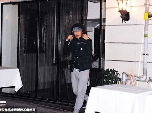 Châu Tinh Trì cúi đầu, né tránh các ống kính.