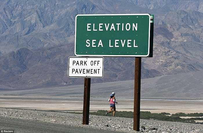 Hàng năm tại Vườn quốc gia Death Valley (Thung Lũng Chết), Mỹ, diễn ra cuộc đua marathon có tên Badwater 135 Ultramarathon.
