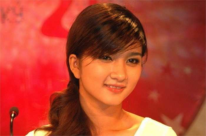 Kim Tuyến được biết đến từ cuộc thi Phụ nữ thế kỷ 21 tổ chức năm 2006, khi cô mới 19 tuổi. Sau chương trình, cô bất ngờ lên xe hoa và đến năm 22 tuổi ly hôn và trở thành bà mẹ đơn thân. 