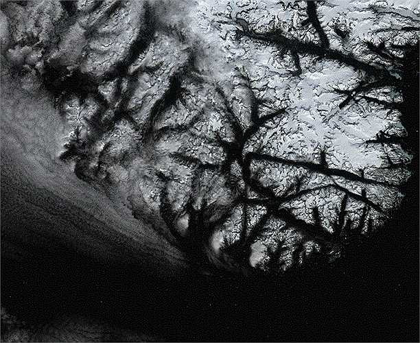 Đây là những tảng băng ở Greenland, hòn đảo lớn nhất trên thế giới. Các chấm màu trắng ở dưới cùng của hình ảnh là các tảng băng trôi.