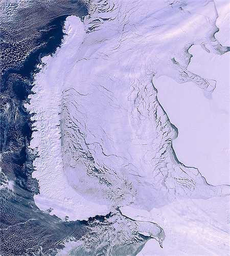 Hình ảnh này chụp khu vực vòng Bắc cực bởi vệ tinh Envistat một tháng trước khi nó mất liên lạc với ESA. Quần đảo Novaya Zemlya là phía bên trái và đại lục Nga là phía bên phải.